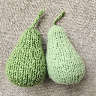 Knitted pears with stalks