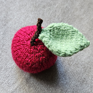 Knitted apple with leaf