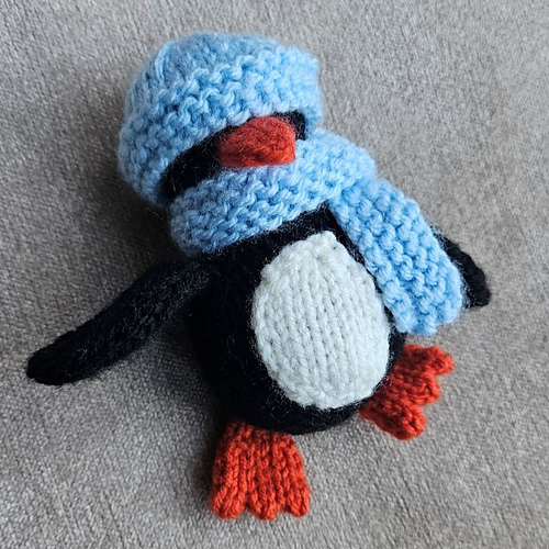 Little_knitted_penguin_toy_fit