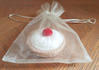 Knitted Cake Gift