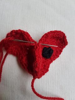Sewing together Stocking-stitch knitted poppy
