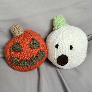Halloween knitted pumpkins