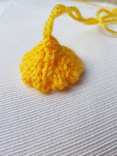 Knitted daffodil trumpet