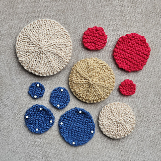Mixed sizes knitted circles
