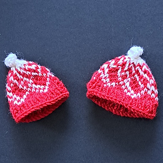 The motif was repeated 4 times to make the hat on the left, and 5 times for the other one