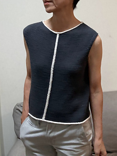 Both the body and the I-cord are Tynn line; the I-cord in a contrasting color was added to the neckline, hem, center front, and center back.
