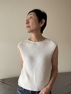 I knitted an I-cord to finish the neckline. I used Tynn Line yarn.