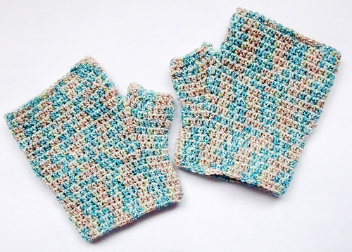 Fingerless Gloves in single crochet photo 1