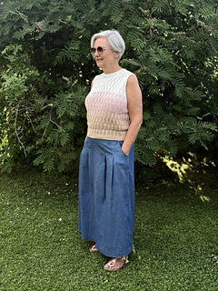 Ease: -4 cm (1 inch).
Model: Gunilla, @Gillaxel
Yarn: Rauma Petunia.