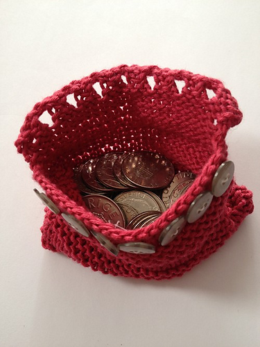 Ravelry: Simple beginner purse pattern by Sara Persson