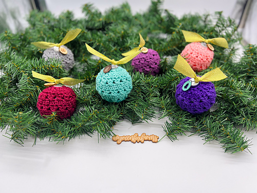 Ravelry: Hopscotch Bauble pattern by Lisa M Fox
