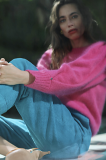 Pli de la manche du pull Alix Anny Blatt en rose Sorbet