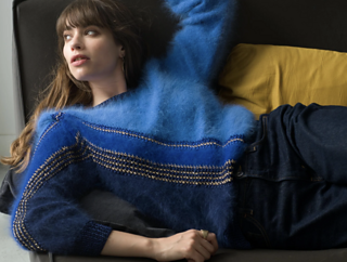 Pull Cybelle bleu porté motif asymétrique en diagonale