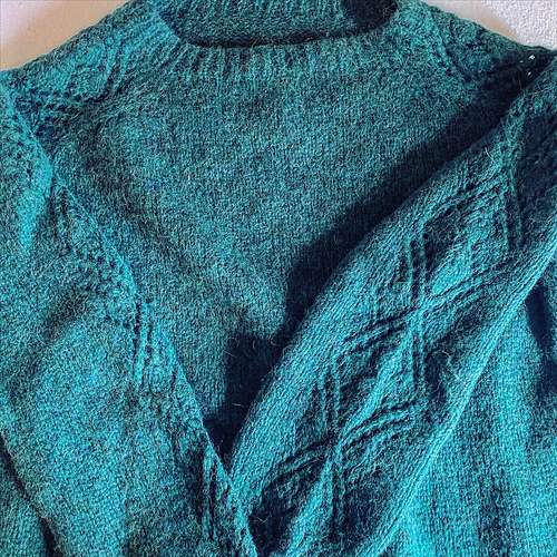 Fluffy Julie-genser dame - byHandmadeByAM