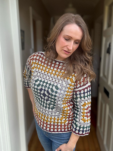 Regnbue Granny Square Genser - Hannah Cross
