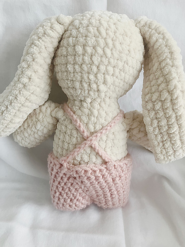 Ravelry: Daisy Bunny pattern by Hannah Peters