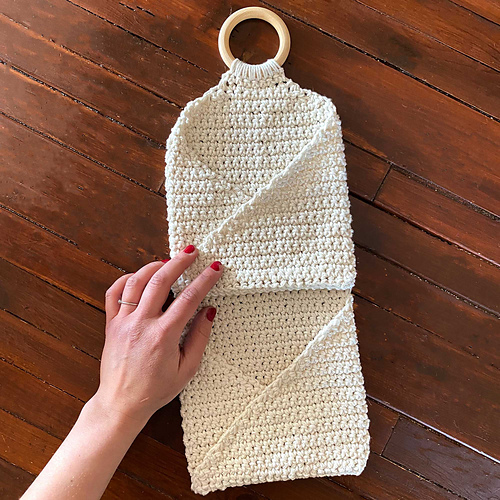 Ravelry Wall Hanging Pockets pattern by Happy Heartsy