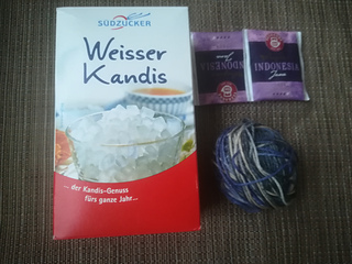 Ich habe mich gewundert, warum das Paket so schwer ist. Aber da ich es nicht durchwühlt habe, sondern jeden Tag ein Tütchen "blind" ziehe, wusste i bzw. weiß ich den Inhalt der noch vorhandenen Tütchen nicht. Heute durfte ich Kluntje mit wunderbarem Tee und blauer!! Wolle bekommen. Super, danke.