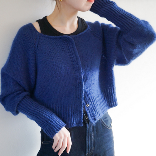 青と黒のリブ編み長袖カーディガン Ravelry: Long Rib Sleeve Raglan Cardigan pattern by HELLO, HYGGE LIFE