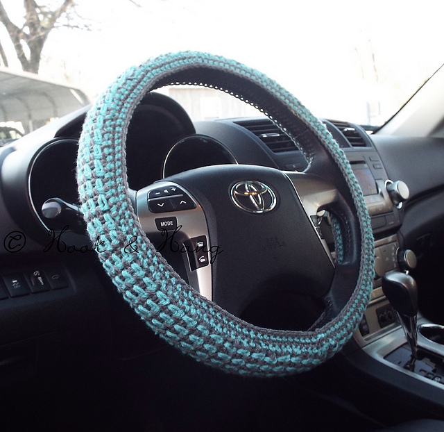 Ravelry Moss Stitch Steering Wheel Cover pattern by Michelle Channer