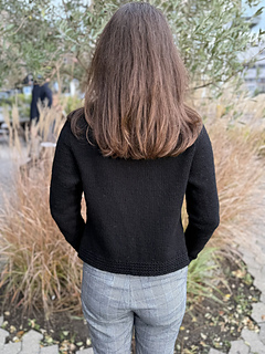 A size S/M with 5 cm of ease when closed.