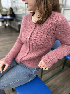 Invisible Bust Darts blending into the stitch pattern