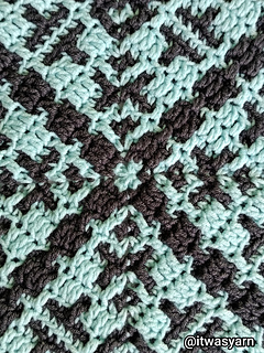 Close-up of the geometric center of the Pulse crochet square.