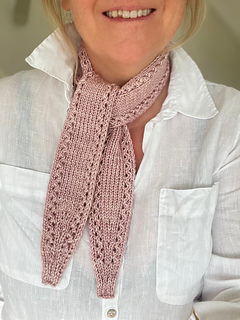 Size small, wrapped around neck once.