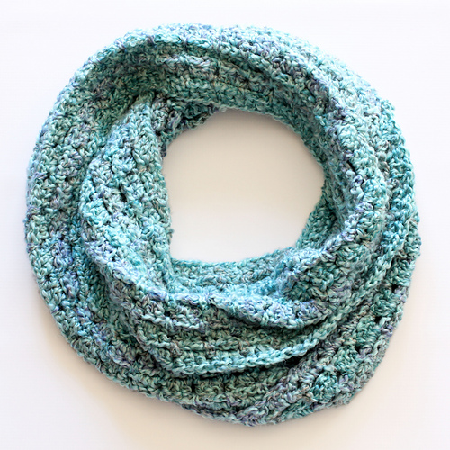 Ravelry Ocean Tide Infinity Scarf pattern by Jamey from Dabbles & Babbles