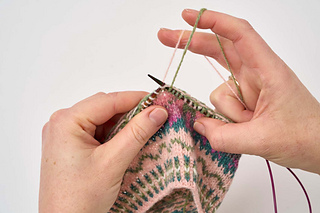 This pattern includes a full photo tutorial on catching floats with both yarns held in your right hand.