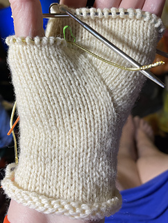 2022-06-15 second mitten in progress 