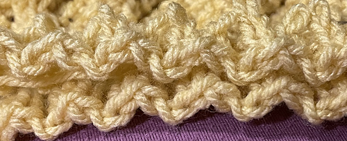 2023-09-21 comparison of cast on with smallest needle/hook (bottom) and middle size. 