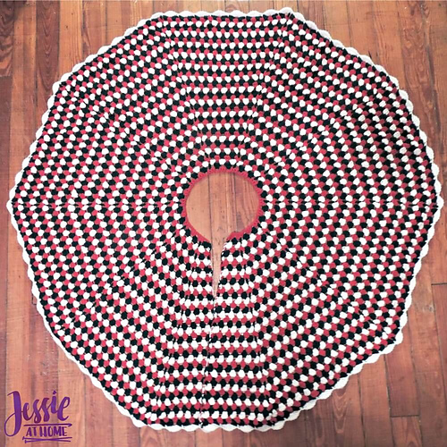 Granny Stripe Tree Skirt photo 2