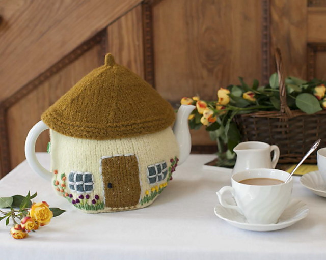 Ravelry Cottage Tea Cozy pattern by Joanna Johnson
