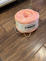 Caron Blossom Cakes Gomitolo 227g – 61% Cotone, 39% Acrilico – Lunghezza 440m – Calibro #4 Pettinato