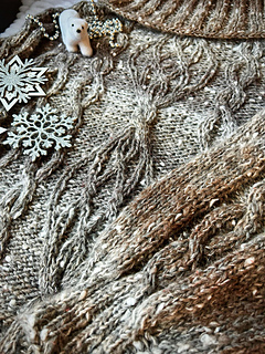 Rozmiar L/XL
Włóczka: Liloppi Palla Slim
10% viscose,10% wool ,5% alpaca ,75% acryl (100g/750m)
plus dodatkowa nitka z nopkami
Zużycie: 935m.
Druty: 6mm na cały sweter i golf / 4,5mm na ściągacze.
Wykończenie ściągaczem 2:2.
Rękawy oddzielone na 35 rzędzie.
Próbka po praniu 10cm x 10cm =14 oczek x 20 rzędów.