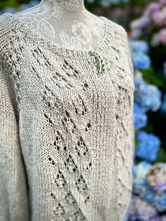Rozmiar: L.
Włóczka: Melo12, plus moher, od Blooming Yarns by Kw.
Skład: 50% Bawełna /50% Akryl.
Zużycie: 695m.
Druty: 5,5mm i na ściągacze 4mm.