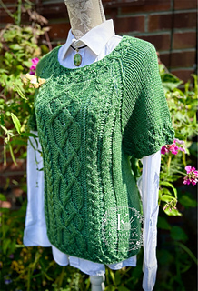 Rozmiar: L.
Włóczka: Solstice plus srebrne nopki.
Skład: Wool 70%, Lyocell 20%, Cashmere 10%.
Zużycie: około 661m.
Druty: 5,5mm.