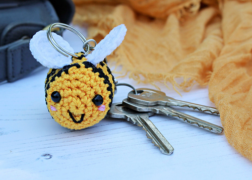 Bee keyring photo 2