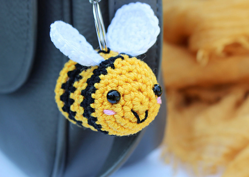 Bee keyring photo 3