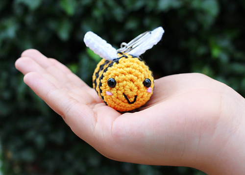 Bee keyring photo 4