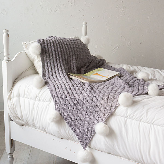 Ravelry Triangles PomPom Blanket pattern by KNITSAFARI