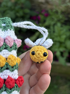 Bee charm (face).