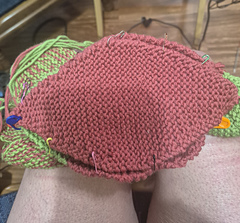 I find the sewing of the gusset is sooo difficult. So I pinned and went on. The feathers will be the last to sew