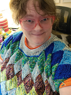 this neckline was fine but not what I wanted, so I ripped it back and re-knit with fewer decreases