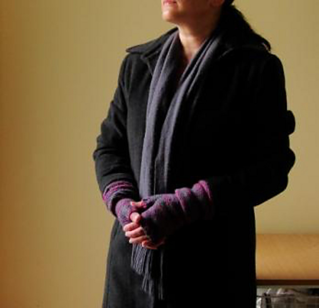 Reversible fingerless gloves