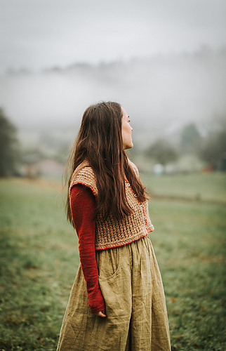 Hey Mama Wolf Beara Farbnummer: 102 mit einem zweiten Faden BC Babyalpaka in der Farbe Khaki. Umrandung Hey Mama Wolf Ylva Farbnummer: 1202