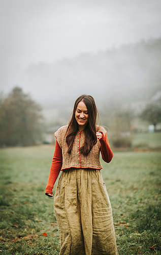 Hey Mama Wolf Beara Farbnummer: 102 mit einem zweiten Faden BC Babyalpaka in der Farbe Khaki. Umrandung Hey Mama Wolf Ylva Farbnummer: 1202