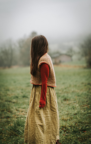 Hey Mama Wolf Beara Farbnummer: 102 mit einem zweiten Faden BC Babyalpaka in der Farbe Khaki. Umrandung Hey Mama Wolf Ylva Farbnummer: 1202