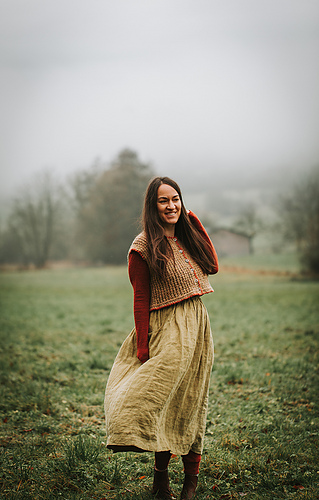 Hey Mama Wolf Beara Farbnummer: 102 mit einem zweiten Faden BC Babyalpaka in der Farbe Khaki. Umrandung Hey Mama Wolf Ylva Farbnummer: 1202